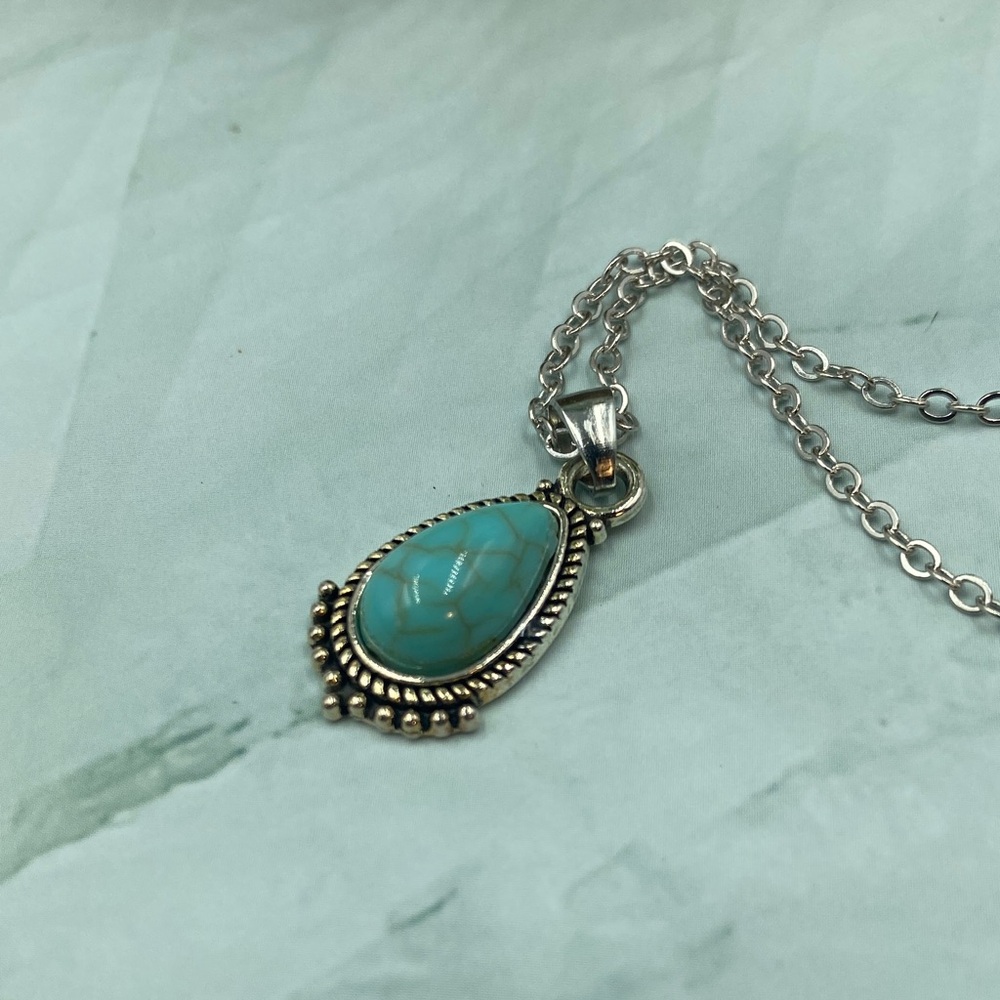 NWOT Turquoise Pendant Necklace